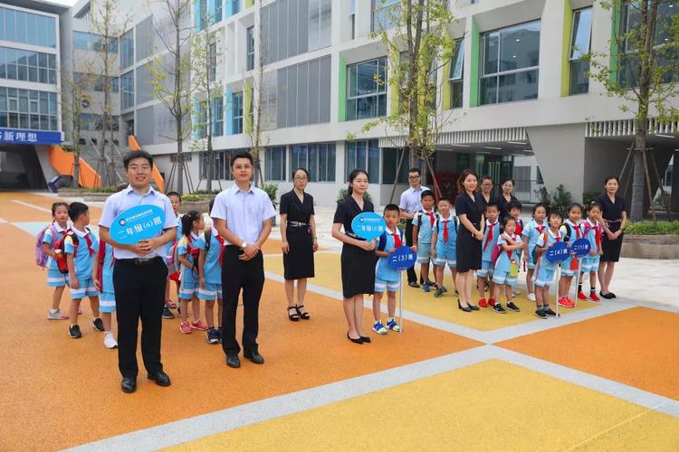 杭州市崇文教育集團世紀城校區迎來首個開學日，杭州教育再添新地標